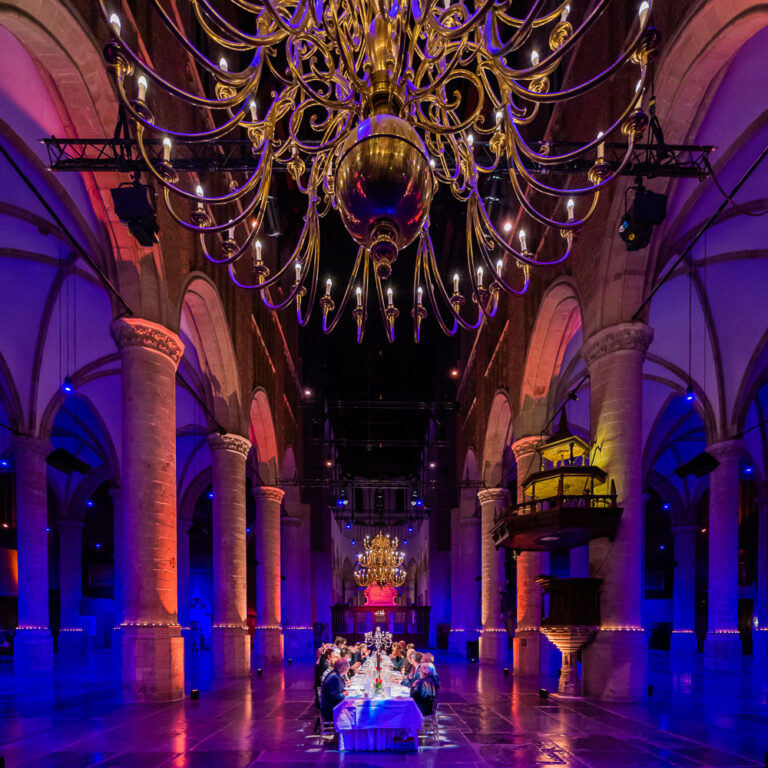 Fundraisingdiner in het middenschip van de Pieterskerk in Leiden