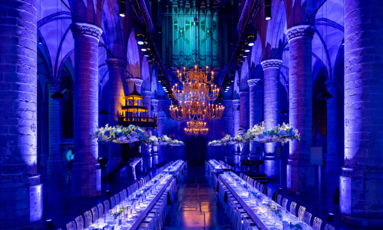 Pieterskerk Leiden sfeervol aangelicht voor een diner