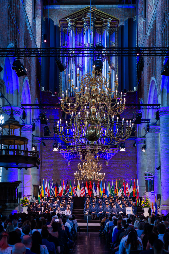 1 van de jaarlijks terugkerende activiteiten in de Pieterskerk, hetafstudeerevent van Webster Leiden Campus