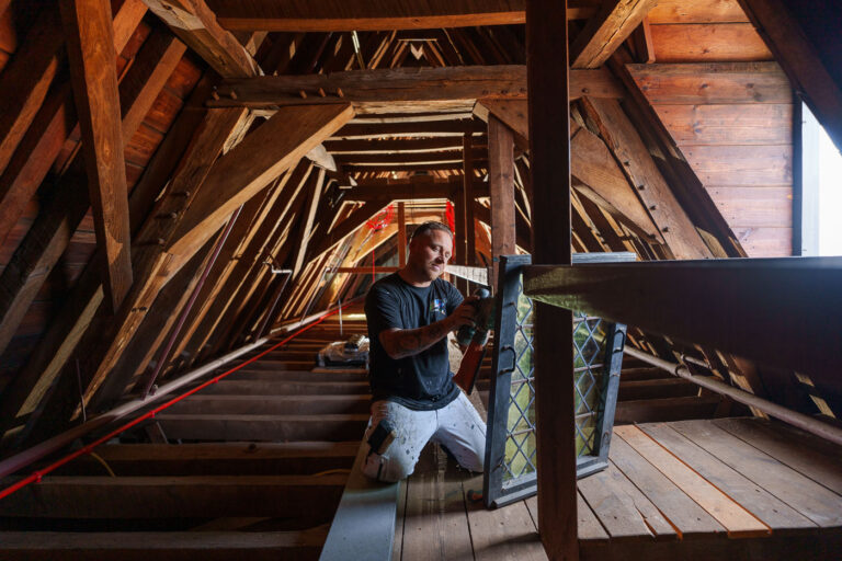 Onderhoud van de glas in lood ramen in het dak van de kerk