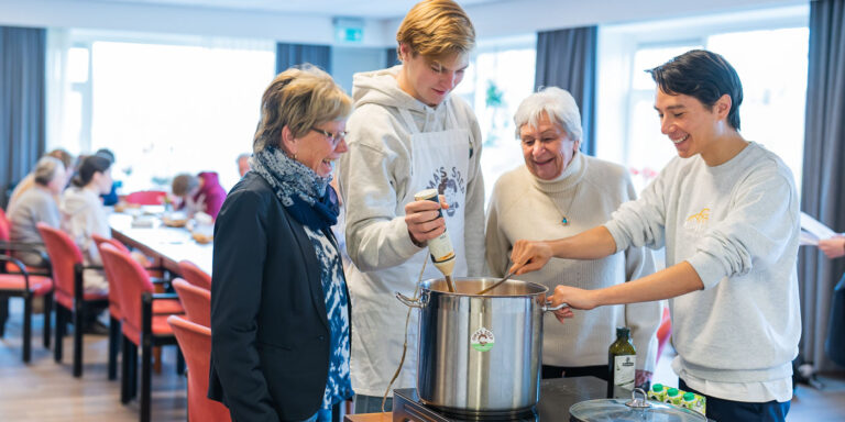 Koken in verzorgingstehuis met vrijwilligers