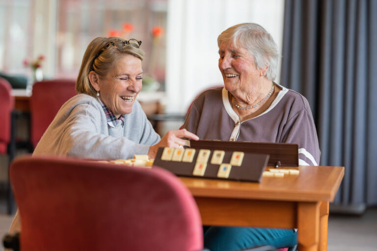 spelletjes spelen met ouderen in verzorgingstehuis