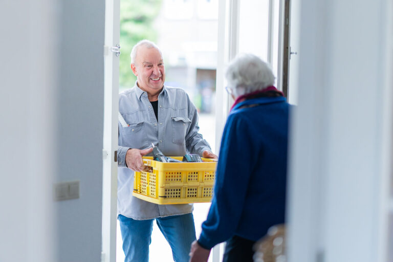 Klusjesman van welzijnsorganisatie aan de deur