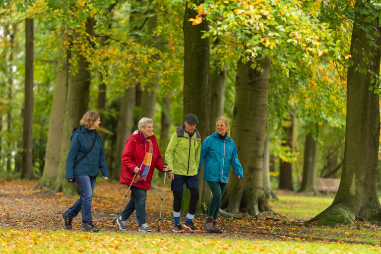 ouderen wandelen met welzijnsorganisatie Radius