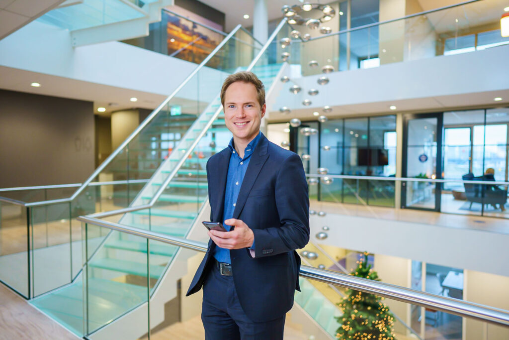 Collega's op de foto in het atrium