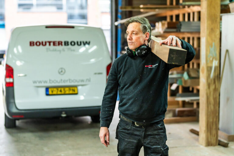 Bouwvakker portret met houten balk