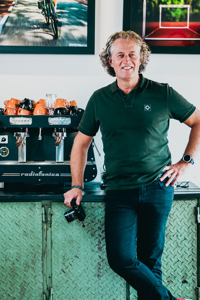 Fotograaf en filmmaker Mike van Bemmelen in zijn fotostudio