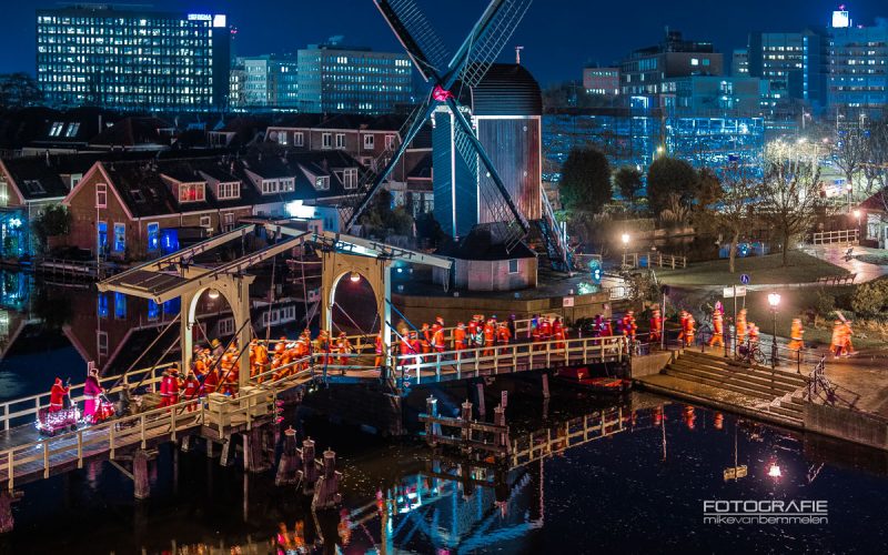 Rotary Santa Run over de Rembrandtbrug over het Galgewater in Leiden